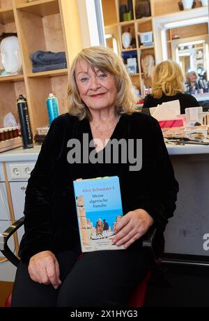 Alice Schwarzer, journaliste allemande et éminente féministe contemporaine, lors de la présentation et de la lecture de livres au Theater in der Josefstadt de Vienne, Autriche, le 11 mars 2018. - 20180311 PD12092 - Rechteinfo : droits gérés (RM) Banque D'Images