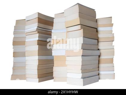 Mur de livres, de nombreuses piles de livres isolées sur fond blanc avec chemin de détourage. Banque D'Images