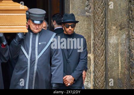 Lewis Hamilton, pilote britannique de formule 1, escorte le cercueil de Niki Lauda, trois fois champion du monde de formule 1 autrichien, lors de sa sortie du Stephandsdom (cathédrale Saint-Étienne) à Vienne le 29 mai 2019. - 20190529 PD4291 - Rechteinfo : droits gérés (RM) Banque D'Images