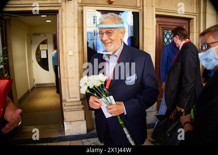 Placido DOMINGO est chaleureusement accueilli par ses fans avant la représentation de 'Simon Boccanegra' à l'Opéra d'État de Vienne, Autriche, le 9 septembre 2020. - 20200909 PD14039 - Rechteinfo : droits gérés (RM) Banque D'Images