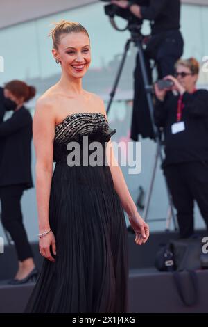Copyright : Starpix/Alexander TUMA, 01.09.2021 Venice, Italy, Sarah GADON, , sur le tapis rouge du film 'Madres Paralelas' et cérémonie d'ouverture du 78ème Festival International du film de Venise le 1er septembre 2021 à Venise, Italie. - 20210901 PD14561 - Rechteinfo : droits gérés (RM) Banque D'Images