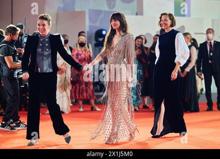 Copyright : Starpix/Alexander TUMA, 03.09.2021 Venice, Italy, Olivia COLMAN, Dakota JOHNSON, Maggie GYLLENHAAL, première 'The Lost Daughter' , 78e Festival international du film de Venise 2021 - 20210903 PD19509 - Rechteinfo : Rights Managed (RM) Banque D'Images