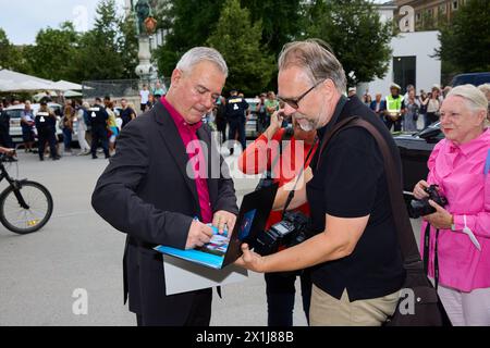 Illja TROJANOW, mit Fan, - ouverture du festival à Salzbourg, Autriche, le 26 juillet 2022. Le festival de cette année se déroule jusqu'au 31 août. - 20220726 PD9863 - Rechteinfo : droits gérés (RM) Banque D'Images