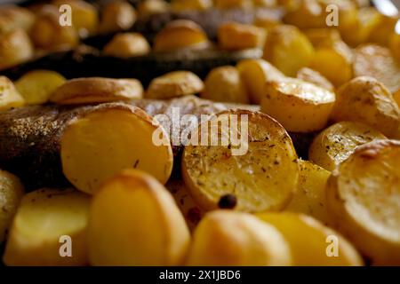 pommes de terre cuites au four avec des épices aromatiques, poisson de dorade grillé avec une délicieuse sauce au curry, concept de malbouffe, fête familiale traditionnelle, plats de poisson, Banque D'Images