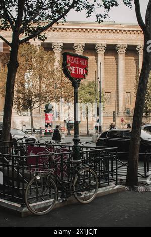 PARIS, FRANCE - 1er OCTOBRE 2023 : un vélo garé près d'une station de métro Banque D'Images