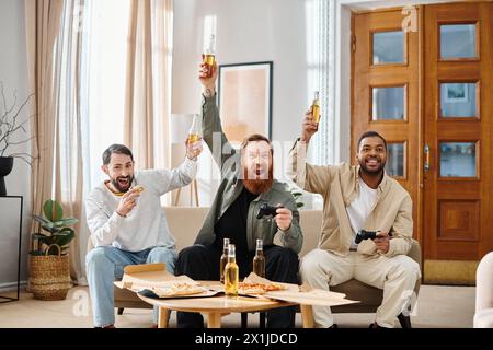 Un groupe de trois hommes interraciaux, beaux en tenue décontractée profitant d'un grand moment ensemble dans un salon, tenant des bières. Banque D'Images