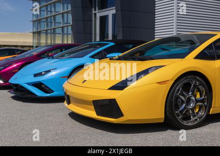 Indianapolis - 14 avril 2024 : exposition Lamborghini chez un concessionnaire. Lamborghini est un fabricant italien de voitures de sport de luxe. Banque D'Images