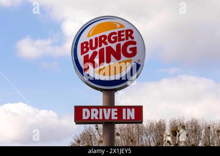 Burger King Restaurant mit Drive In in dem der Kunde im Auto Bedient wird. Stadthagen, 14.04.2024 Symbolfoto, Symboldbild *** Restaurant Burger King avec drive-in où le client est servi dans la voiture Stadthagen, 14 04 2024 photo symbole, image symbole Foto:xB.xSchubertx/xFuturexImagex burger king 4403 Banque D'Images