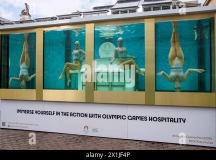 Londres, Royaume-Uni. 17 avril 2024. Les nageurs synchronisés se produisent sur la Piazza de Covent Garden, marquant 100 jours avant le début des Jeux Olympiques de Paris. Ils effectuent toutes les manières de manœuvres dans ce qui est essentiellement un aquarium de poissons surdimensionné. Asha George, Katie Clark, Sisy Wang et Emily Kuhl d'Aquabatix jouent dans le char. Asha George et Katie Clark perforé aux Jeux olympiques de 2012 crédit : Karl Black/Alamy Live News Banque D'Images