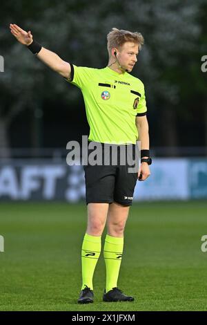 Oostakker, Belgique. 16 avril 2024. Arbitre Lauren Cools photographiée lors d'un match de football féminin entre AA Gent Ladies et KRC Genk Ladies le 4ème jour de match dans le match 1 de la saison 2023 - 2024 de la Super League belge Lotto Womens, le mercredi 16 avril 2024 à Oostakker, BELGIQUE . Crédit : Sportpix/Alamy Live News Banque D'Images