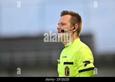 Oostakker, Belgique. 16 avril 2024. L'arbitre adjoint Yannick Wouters photographié lors d'un match de football féminin entre AA Gent Ladies et KRC Genk Ladies le 4ème jour de match dans le match 1 de la saison 2023 - 2024 du Belgian Lotto Womens Super League, le mercredi 16 avril 2024 à Oostakker, BELGIQUE . Crédit : Sportpix/Alamy Live News Banque D'Images