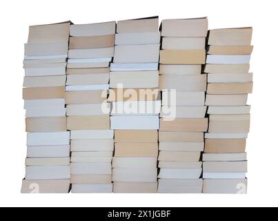 Mur de livres, de nombreuses piles de livres isolées sur fond blanc avec chemin de détourage. Banque D'Images