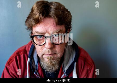 Portrait homme avec Corona Hairdue Portrait d'homme adulte mature avec long Hairdue en raison du confinement de Corona Crisis. Tilburg, pays-Bas. MRYES Tilburg Studio Tuinstraat Noord-Brabant Nederland Copyright : xGuidoxKoppesx Banque D'Images