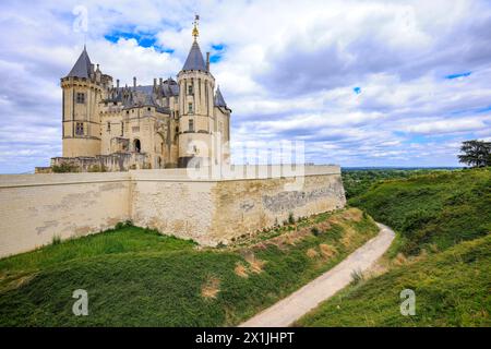 Beau château de Saumur, France, situé au bord de la Loire sous un beau paysage nuageux ensoleillé pendant la journée. Banque D'Images