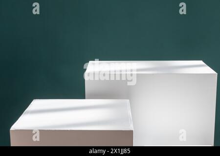 Fond vert de photographie de produit. Socle pour maquettes de produit cosmétique et d'emballage. Banque D'Images