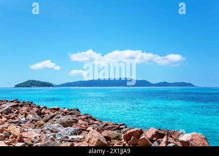 Île Ile ronde à gauche, île Praslin en arrière-plan, vue de l'île la Digue. Banque D'Images