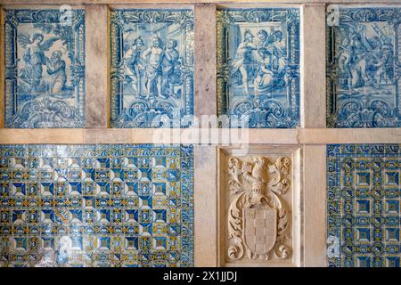 Mur carrelé à l'intérieur de la chapelle Portocerrerios (Capela Portocerrerios) f construit en 1626, Tomar. Portugal. Banque D'Images