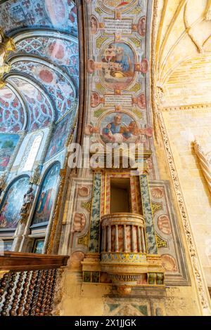 Le Charola est un espace central dans le Palais des Templiers de Tomar, au Portugal. La magnifique chapelle du couvent des Chevaliers du Christ inspirée par th Banque D'Images