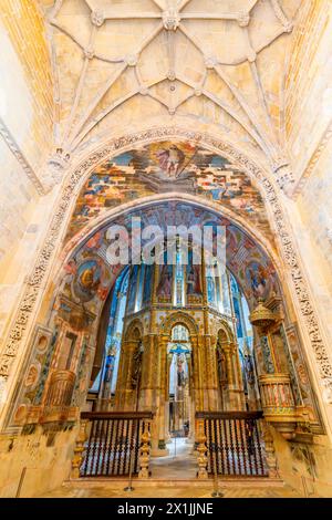 Le Charola est un espace central dans le Palais des Templiers de Tomar, au Portugal. La magnifique chapelle du couvent des Chevaliers du Christ inspirée par th Banque D'Images