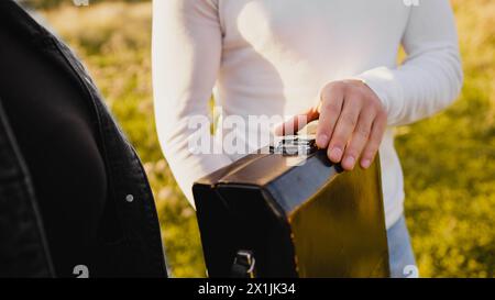 Mystery Old Box reçu par Un homme Banque D'Images