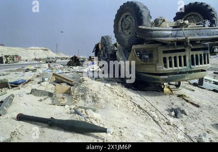 1er avril 1991 un RPG-7 non explosé se trouve à côté d'un camion militaire irakien ZIL-131 renversé parmi la dévastation sur la "route de la mort", à l'ouest de Koweït City sur la route principale de Bassorah. Banque D'Images