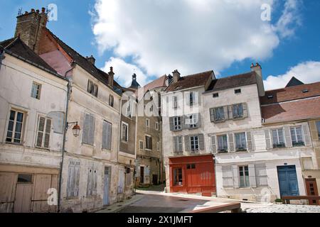 Tonnerre, façades de maison à l'angle des rues Saint-Pierre et Armand Colinan à la Halle Daret Banque D'Images