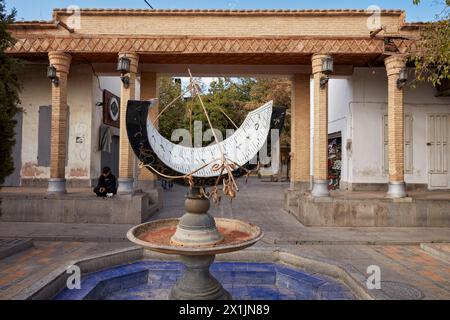 Un vieux cadran solaire sur la place Jolfa dans le quartier arménien d'Ispahan, Iran. Banque D'Images