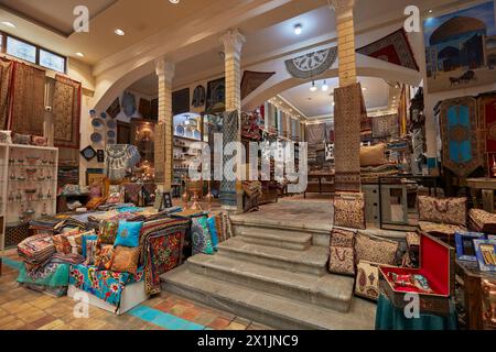 Vue intérieure d'une boutique d'artisanat à Ispahan, Iran. Banque D'Images