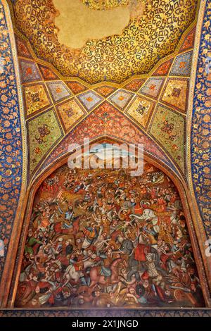 Fresque représentant la bataille de Karnal (1739) entre Nader Shah Afshar de Perse et le souverain indien Mohammad Shah. Palais Chehel Sotoun, Ispahan, Iran. Banque D'Images