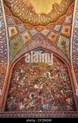 Fresque représentant la bataille de Chaldiran (1514) entre le Shah persan Ismail Ier et le Sultan Ottoman Selim Ier Palais Chehel Sotoun, Ispahan, Iran. Banque D'Images