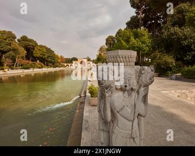 Sculpture de jardin près de la piscine au 17ème siècle Chehel Sotoun Palace à Ispahan, Iran. Banque D'Images