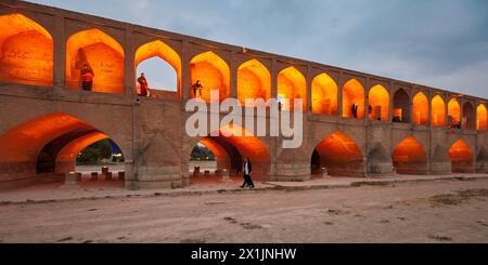 Vue du pont illuminé Allahverdi Khan, alias si-o-se-pol (17ème siècle), sur la rivière Zayanderud pendant la saison sèche avec lit de rivière sec. Ispahan, Iran. Banque D'Images