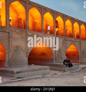 Vue du pont illuminé Allahverdi Khan, alias si-o-se-pol (17ème siècle), sur la rivière Zayanderud pendant la saison sèche avec lit de rivière sec. Ispahan, Iran. Banque D'Images