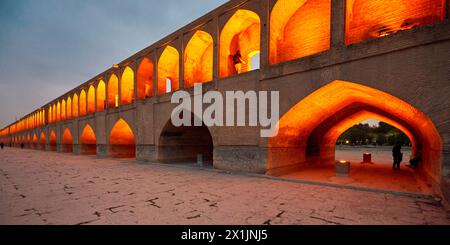 Vue du pont illuminé Allahverdi Khan, alias si-o-se-pol (17ème siècle), sur la rivière Zayanderud pendant la saison sèche avec lit de rivière sec. Ispahan, Iran. Banque D'Images