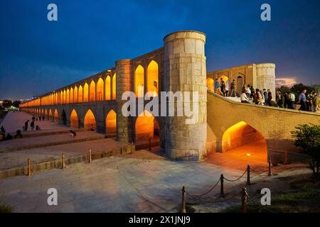 Vue du pont illuminé Allahverdi Khan, alias si-o-se-pol (17ème siècle), sur la rivière Zayanderud pendant la saison sèche avec lit de rivière sec. Ispahan, Iran. Banque D'Images