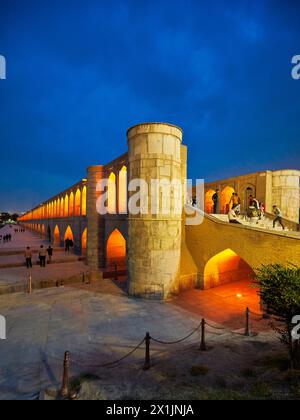 Vue du pont illuminé Allahverdi Khan, alias si-o-se-pol (17ème siècle), sur la rivière Zayanderud pendant la saison sèche avec lit de rivière sec. Ispahan, Iran. Banque D'Images