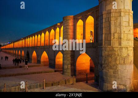 Vue du pont illuminé Allahverdi Khan, alias si-o-se-pol (17ème siècle), sur la rivière Zayanderud pendant la saison sèche avec lit de rivière sec. Ispahan, Iran. Banque D'Images