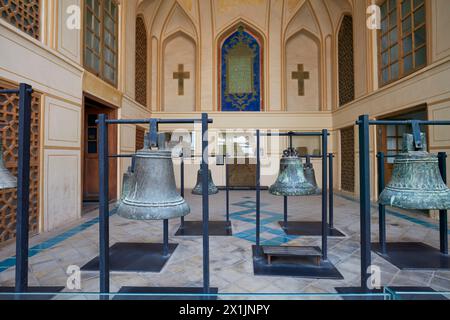 Vieilles cloches montées sur des stands exposés à la cathédrale Saint-Sauveur du XVIIe siècle (cathédrale Vank) dans la Nouvelle Julfa, quartier arménien d'Ispahan, Iran. Banque D'Images