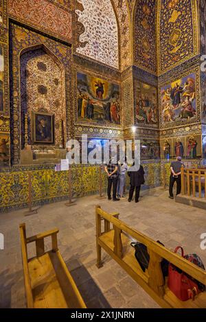 Les touristes regardent des fresques à l'intérieur de l'église Sainte Bethléem du 17ème siècle de New Julfa (église Bedkhem), église apostolique arménienne à Ispahan, Iran. Banque D'Images