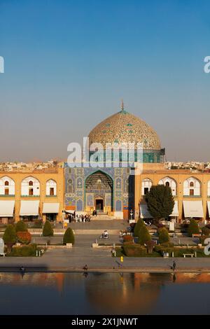 Vue surélevée sur la mosquée Lotfollah depuis la terrasse supérieure du palais Ali Qapu. Ispahan, Iran. Banque D'Images