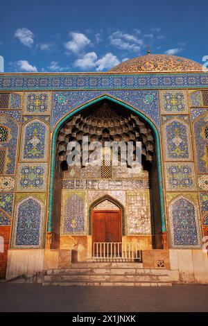 Vue extérieure de la façade carrelée et l'entrée iwan de la mosquée Lotfollah sur la place Naqsh-e Jahan. Ispahan, Iran. Banque D'Images