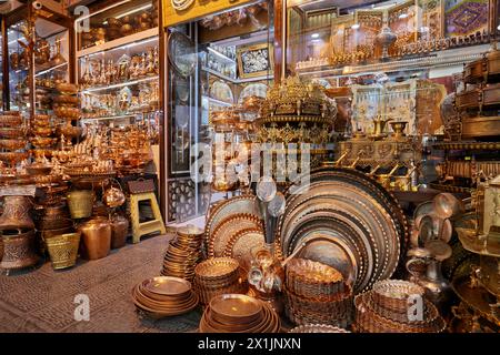 Ustensiles en cuivre faits à la main et objets décoratifs exposés dans une boutique d'artisanat à Ispahan, Iran. Banque D'Images