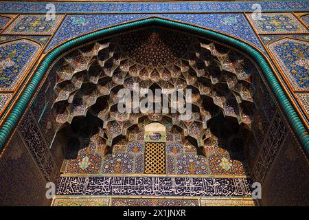 Plafond avec voûte muqarnas recouverte de tuiles dans l'entrée iwan de la mosquée Lotfollah. Naqsh-e Jahan Square, Ispahan, Iran. Banque D'Images