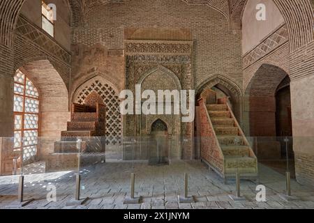 Mihrab (niche dans le mur indiquant la direction de la Mecque) dans la salle de prière de la mosquée Jameh (VIIIe siècle). Ispahan, Iran. Banque D'Images