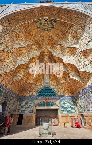 Plafond avec voûte muqarnas recouverte de tuiles dans l'un des iwans de la mosquée Jameh (VIIIe siècle). Ispahan, Iran. Banque D'Images