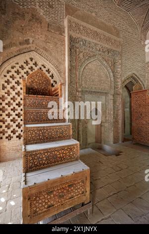 Minbar (une chaire dans une mosquée où l'imam se tient pour prononcer des sermons) dans la salle de prière de la mosquée Jameh (VIIIe siècle). Ispahan, Iran. Banque D'Images