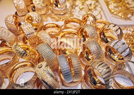 Une sélection de bagues en or exposées dans une vitrine de bijouterie dans le Grand Bazar d'Ispahan, Iran. Banque D'Images