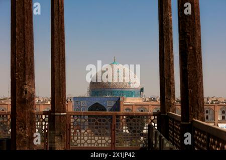 Vue surélevée sur la mosquée Lotfollah depuis la terrasse supérieure du palais Ali Qapu. Ispahan, Iran. Banque D'Images