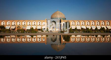 Vue panoramique de la mosquée Lotfollah reflétée dans une piscine d'eau. Naqsh-e Jahan Square, Ispahan, Iran. Banque D'Images