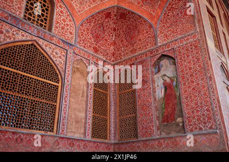 Murs ornés de fresques représentant une femme persane sur la terrasse du palais Ali Qapu à Ispahan, Iran. Banque D'Images